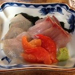 「お刺身おまかせ盛り合わせ 3点」600円。右から平政、あいなめ昆布締め、青柳。