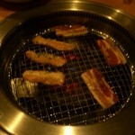 Yakiniku Honjin - 無煙ローター。盛り合わせを食べました。