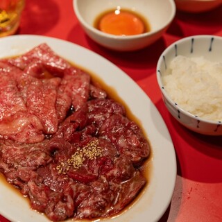 烤肉和鸡蛋搭配美味的酱汁。盐烤肉是味道鲜美、回味无穷的品牌牛肉。