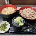 Nadai Fujisoba - カツ丼と蕎麦のセット。840円。