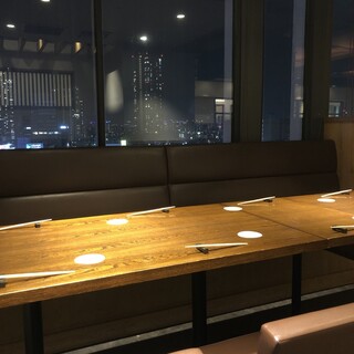 夜景が綺麗な窓があります。