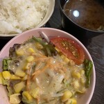 Fuwa kuroge wagyu hambagu - ごま ドレッシングサラダ