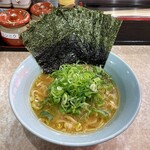 横濱ラーメン あさが家 - 途中で青ネギ投入。
