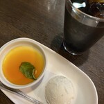 Fuwa kuroge wagyu hambagu - 自家製 プリンと 自家製（週替わり）アイス、アイスコーヒー