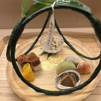 赤坂 菊乃井 - 昼懐石１５７３０円。八寸。鱧寿司、サフラン生姜、甘鯛水玉胡瓜、花海老、胡麻酢和え、花穂紫蘇、鮑、蛸の子。浅瓜雷干しと利休麩の胡麻酢和えが特に良かったです。デパ地下でも販売してほしいです♩