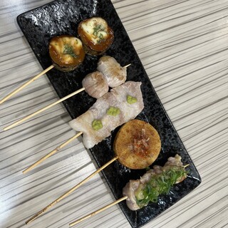 Nikumaruya 的串烧肉、蔬菜和奶酪的组合。