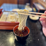 由屋 - カラシをそばにつけて、つゆに浸します。