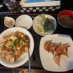 鳳凰餃子 - 麻婆豆腐丼定食（焼餃子５個付）¥950