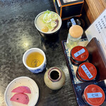 由屋 - 先に薬味と赤かぶの漬物。