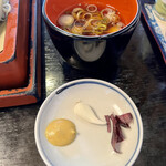 由屋 - アサツキの皮をむきます。