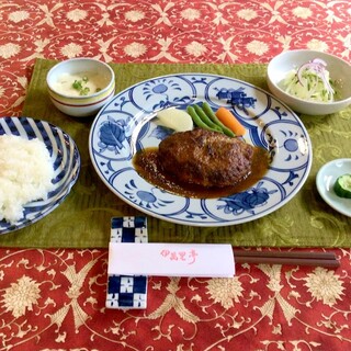 民家レストラン伊萬里亭 - 料理写真:昭和45年の創業当時から愛されるハンバーグ定食1300円
