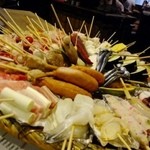 備長いろり庵 - このザルから好きな串をとります