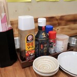 アカマル屋鮮魚店 大宮すずらん通り店 - 卓上備品の様子。