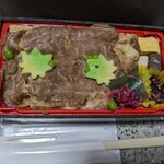 しゃぶしゃぶ・日本料理 木曽路 - 国産牛ロース肉・すきやき重弁当￥1620（税込）