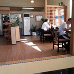 Hamanasu - 小上からテーブル席方向、入口はテーブル席そば
