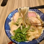 210941554 - 麺リフト
                                  もっちり喉越しの良い麺。
                                  
                                  柔らかい穂先メンマの味わい。