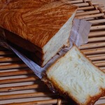 Taiyou Breads. - クロワッサン食パンの断面  回りカリカリでスライスし辛かった