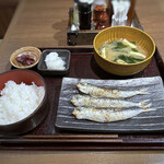 炭火焼干物定食 しんぱち食堂 - ＊上から・・オーダーご焼かれますから、熱々。これに小鉢が付けば、和食の基本のようなお食事。♪ 別料金で、小鉢などを追加出来ます。