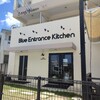 ブルー エントランス キッチン