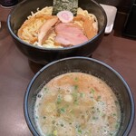 おおぜき中華そば店 - 一瞬漂ったスープの匂いと灰汁のようなスープ表面が気になったが、味は美味しい。