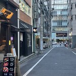 Oozeki Chuukasoba Ten - 店の前の通り…