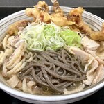 肉そば 藤七 - 具材をどかした状態。黒色の麺。