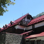 上高地帝国ホテル - 高い山々に囲まれた、赤い屋根が一際目立つホテル