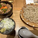 Ishiusu Biki Nihachi Soba Sobashiki - 鶏そぼろ丼と特製二八そば
                1430円