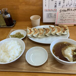 ミッちゃん餃子 - 餃子定食中900円　焼き餃子7個　餃子スープ　ライス　ザーサイ