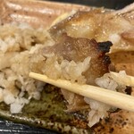 Miyageya - まぐろのカマ焼き→魚身をダイコン刻みとリフト