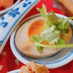 SIK eatery - 東方美膳、煮卵パクチーのせ