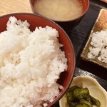 Miyageya - ライスはフツー盛り(お替り不可)、漬物は既製品
                        味噌汁は少しの海苔？入りでチョイ薄テイスト…
                        しかもセルフサービスだしなぁ…