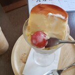 てんとう虫。 - プチトマトかと思ったらチェリーでした(^^)