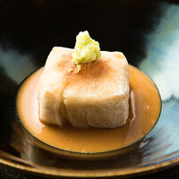 絶妙な食感と豊かな風味が魅力の『焼き胡麻豆腐』