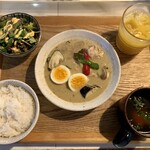 PHUKET ORIENTAL - Weekday Lunch Menu 鶏肉と茄子のグリーンカレー¥990 ※サラダ・スープ・ドリンクバー付き