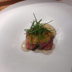 汐見 - 六、お肉料理「仙臺牛で仕込むローストビーフ、ミョウバン無添加の鹽水ウニ乘せ」。