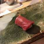 汐見 - サーヴィスで「鮪の握り」を頂きました。