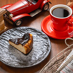 Wine&original Italian greenhorn - ケーキとコーヒー_「自家製バスクチーズケーキとスペシャリティコーヒー」