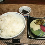 佳泉郷井づつや - ご飯、紫蘇ひじきふりかけ、香の物