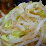 ラーメン二郎 - モヤ・キャベはデフォ盛り（2013年8月3日）