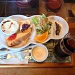 暖 - ●アイスコーヒー（モーニングサービス付き）450円
                                
                                ○アイスコーヒー
                                シッカリとした苦味の中に
                                心地良い酸味がある美味しい味わい。
                                
                                ホットコーヒーはその場で電動ミル挽きされていた。