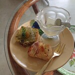 ルワム - 奥が薬膳ケーキで手前はチョコのスコーン、ゼリーは菊の花が入ってるそうですよ