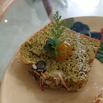 ルワム - 薬膳ケーキにはハスの実と黒豆等入ってます