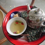 ルワム - 薬膳養生茶(心ゆらゆら茶）にはクコの実と熊笹あと菊花が目にも楽しめます