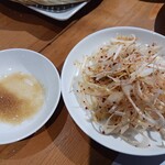 MIGA - 肉でこの味付けした刻み葱を巻いて食べます