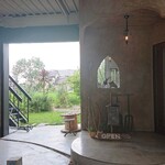 ルワム - 店舗入口、奥に庭が見えます