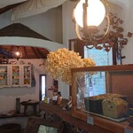 ルワム - ショーケースからの店内入り口付近