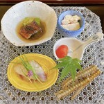 うなぎと炭焼 久松 - 季節の前菜(うざく、いちじくの白和え、トマトの蜜煮、佐島のスズキ、骨せんべい)