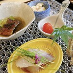 うなぎと炭焼 久松 - 季節の前菜(うざく、いちじくの白和え、トマトの蜜煮、佐島のスズキ、骨せんべい)