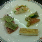 Brasserie & Bar La Gare - 四種盛り／イタリア産生ハムのサラダ仕立て＆コールビーフと彩り野菜のバジル風味＆さくら卵のタルトキッシュ＆鮮魚のエスカベッシュ／平成25年8月